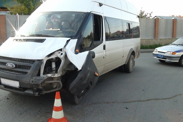 В Екатеринбурге два подростка на мопеде попали под микроавтобус - Фото 1