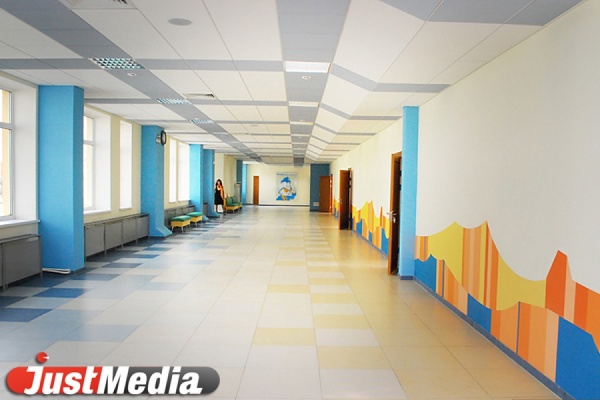 Стены покрашены, стекла на месте. Пятьдесят два процента школ Екатеринбурга готовы принять школьников - Фото 1