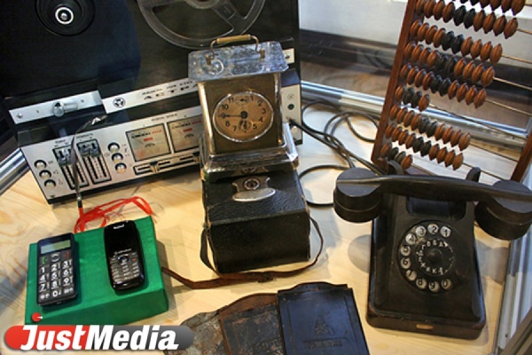Коллекцию из двухсот с лишним раритетных телефонов собрали сотрудники екатеринбургского кафе - Фото 1
