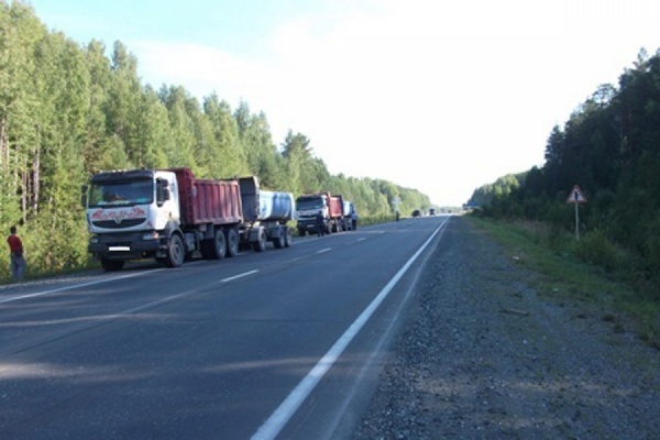 На трассе Екатеринбург—Серов грузовик насмерть сбил женщину на обочине - Фото 1