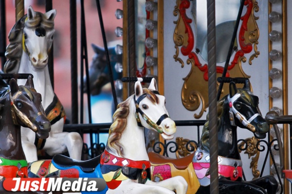 Площадку аттракционов, где покалечился ребенок, никто не хочет признавать своей - Фото 1