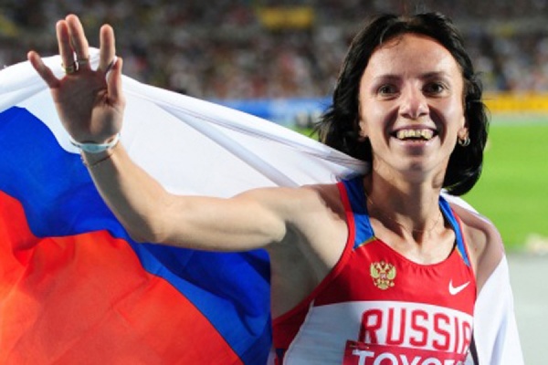 Олимпийская чемпионка Мария Савинова везет золотую медаль маме на день рождения - Фото 1