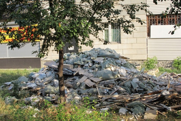 В Екатеринбурге на Стачек, 55 устроили огромную помойку. Жильцы винят строителей, а строители — ленивых жильцов - Фото 1