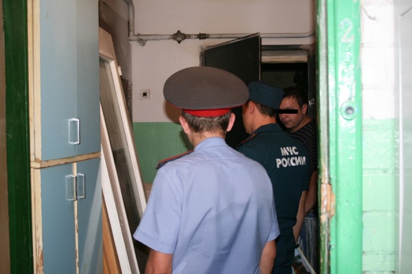 Полицейские и сотрудники МЧС проверили, как живут дети в неблагополучных семьях - Фото 1