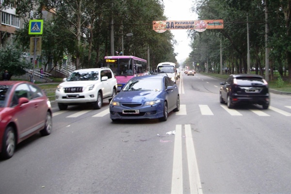 В Екатеринбурге водитель иномарки сбил пешехода на «зебре» - Фото 1