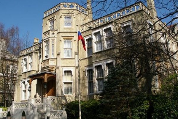 Посольство России в Лондоне атаковали противники сирийского правительства  - Фото 1