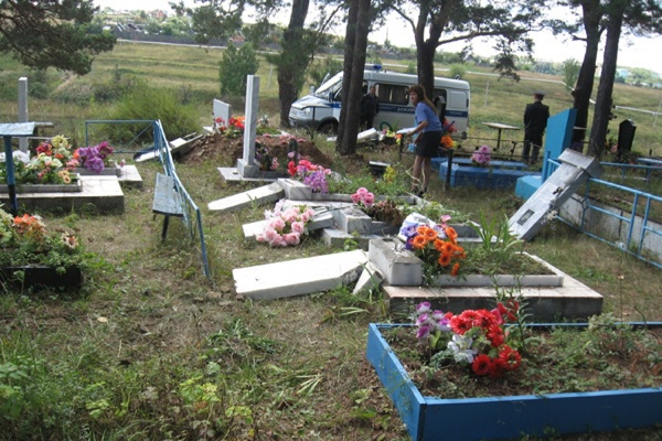 На кладбище поселка Заря неизвестные разбили 19 памятников - Фото 1