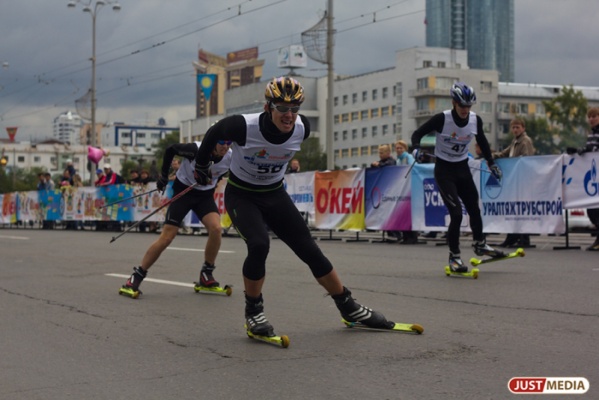 Уральские лыжники устроили гонки посреди лета в центре города - Фото 1