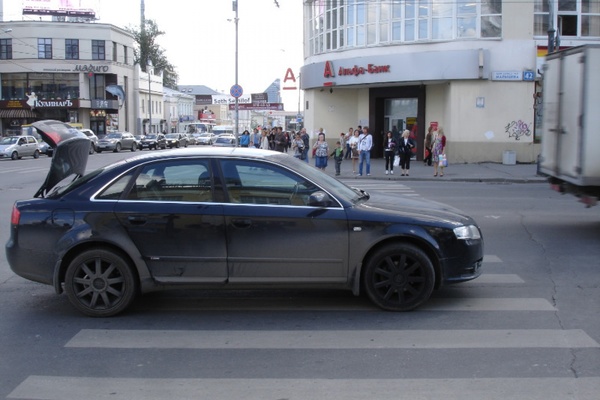 В Екатеринбурге «лихачка» сбила маму с ребенком, переходивших дорогу на зеленый - Фото 1