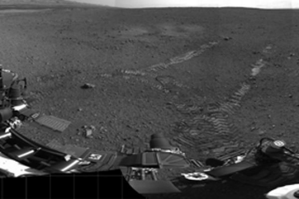 Марсоход Curiosity проехал первые метры по поверхности Красной планеты  - Фото 1