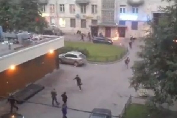 В Петербурге 50 хулиганов избили посетителей ресторана «Макдональдса»  - Фото 1