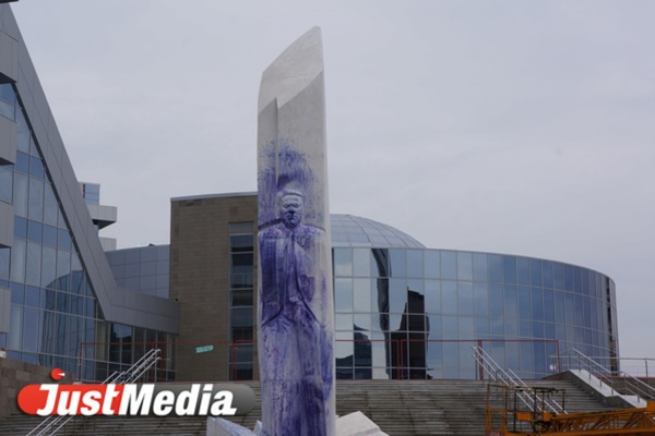 Вандалы облили краской памятник Борису Ельцину. Чернила будут смывать не одни сутки - Фото 1