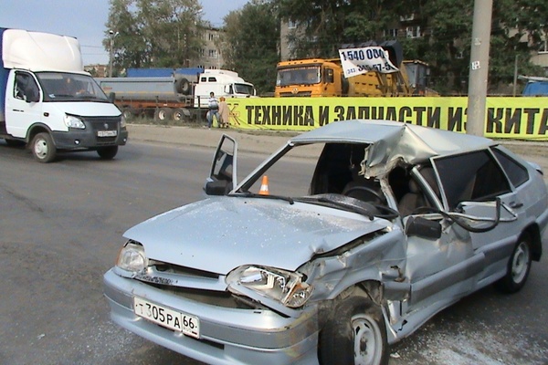 В Екатеринбурге столкнулись две легковушки и самосвал. Пострадало два человека - Фото 1