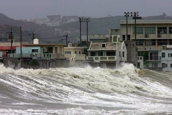 Более 75 тыс. домов на острове Окинава остались без электричества из-за шторма Болавен - Фото 1