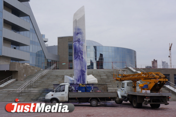 Памятник Ельцину демонтируют - краску на улице не отмыть - Фото 1