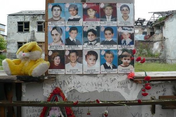 В Северной Осетии вспомнили жертв теракта в школе Беслана - Фото 1