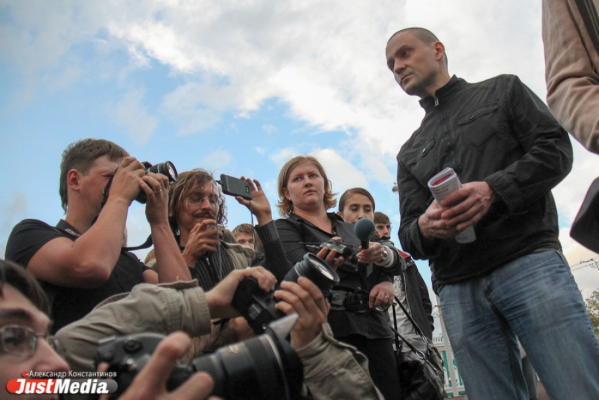 Встреча с Удальцовым и Пономаревым собрала всего 120 человек. Зато общались, пока не устала полиция - Фото 1