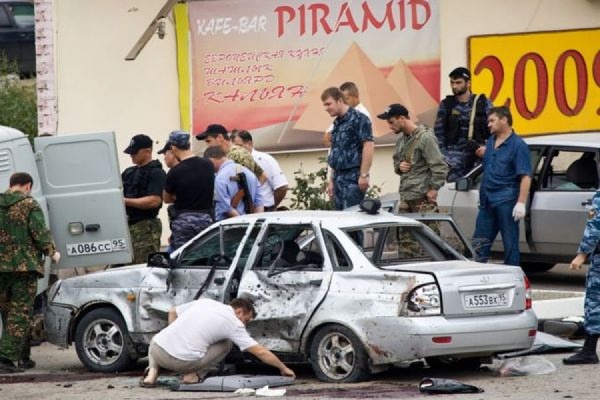 У многоэтажного дома в Грозном взорвалась машина сотрудника полиции - Фото 1