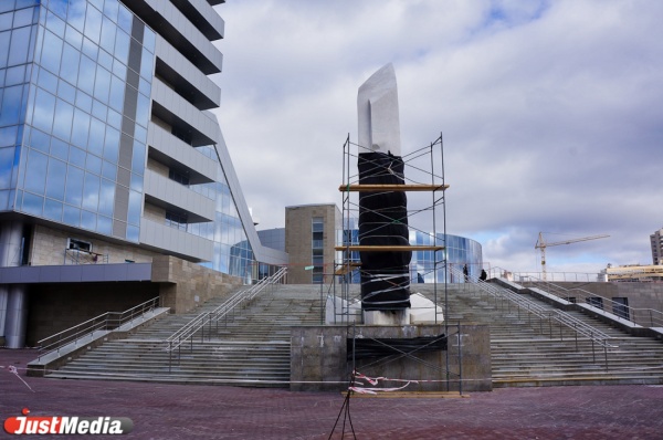 Вандализм ценою в несколько миллионов. Памятник Ельцину уже не отмыть - Фото 1