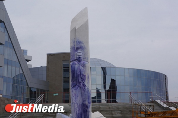 В Екатеринбург едет скульптор семьи Ельциных. Будет восстанавливать изуродованный памятник - Фото 1