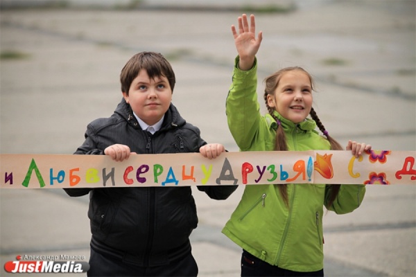 467 метров пожеланий потомкам: юные уральцы написали «самое длинное письмо миру» - Фото 1