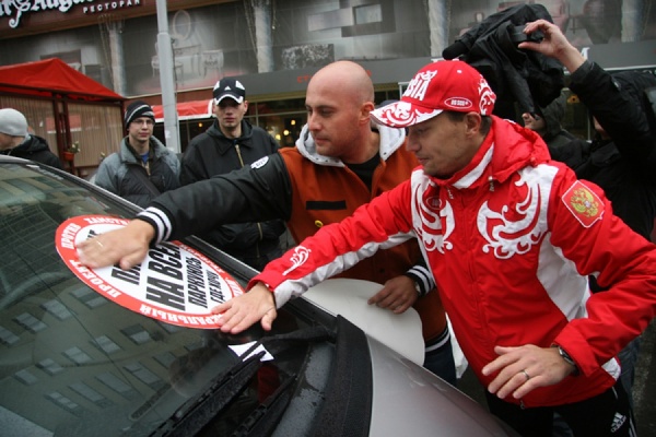 В Екатеринбурге на участницу движения «СтопХам» напал водитель с балонником. ВИДЕО - Фото 1