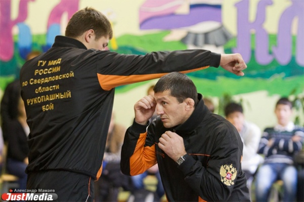 Арсен Темирханов обучил школьников приемам боевого самбо - Фото 1