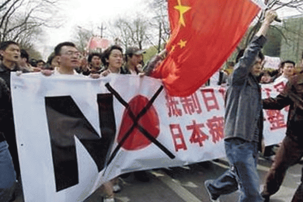 В Китае участники антияпонской демонстрации повредили машину посла США - Фото 1