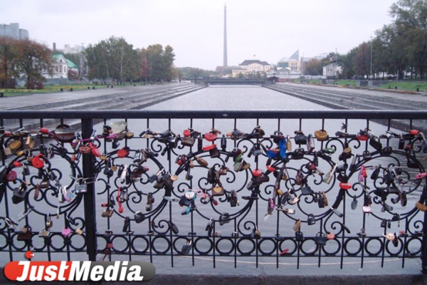 «Замочная эпидемия» разрастается! Теперь влюбленные могут купить «любовный замок» прямо в киоске Роспечати - Фото 1