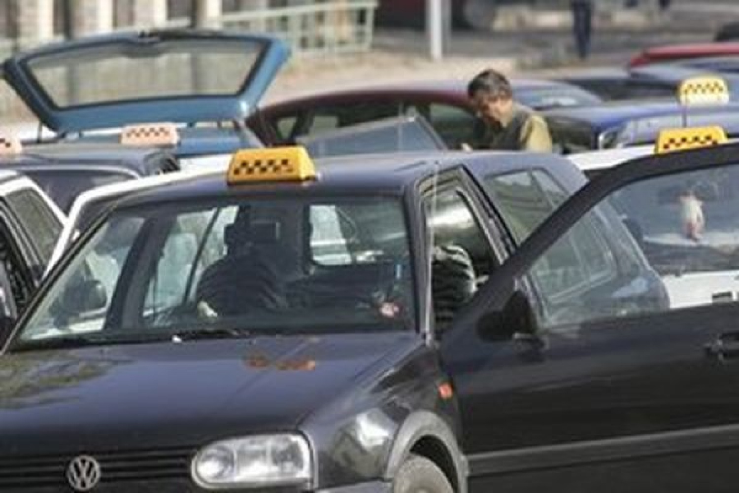 Какой штраф грозит за нелегальное такси: размер штрафа за незаконные перевозки