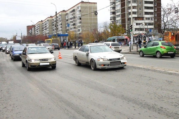 В Екатеринбурге подросток, торопясь на маршрутку, попал под колеса иномарки - Фото 1