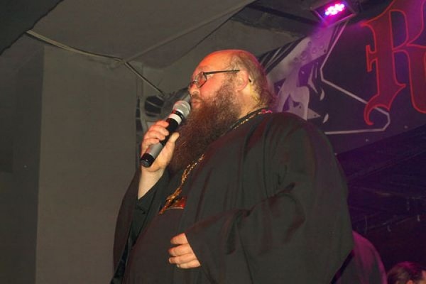 Один из священников РПЦ разрешил православным избивать «кощунников» - Фото 1
