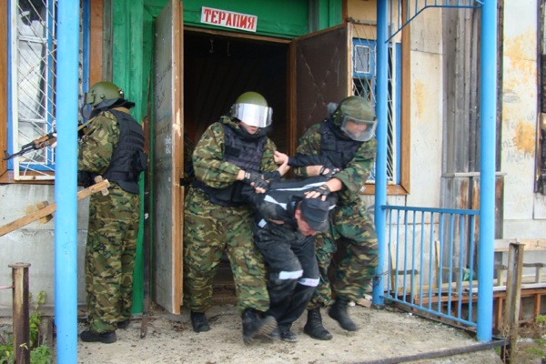 В Тавде сотрудники исправительных колоний учились освобождать заложников - Фото 1