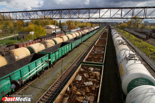 В Каменске-Уральском столкнулись пассажирский поезд и электровоз - Фото 1