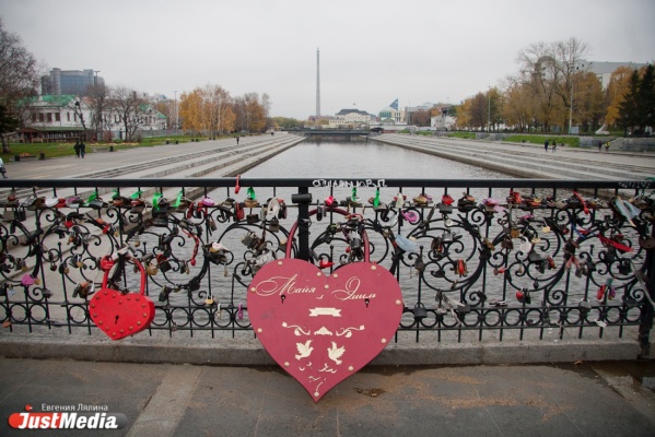Размер имеет значение! «Замочная» болезнь, охватившая центр Екатеринбурга, получила уклон в гигантизм - Фото 1