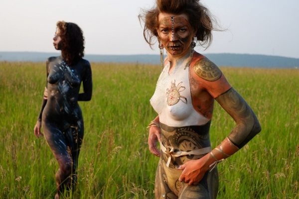 Девушки и лошади стали моделями для одной из самых необычных фотосессий - Фото 1