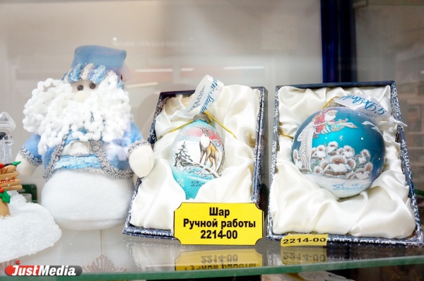 В Екатеринбурге открываются елочные базары: шарики нынче стоят до 2 тысяч рублей - Фото 1