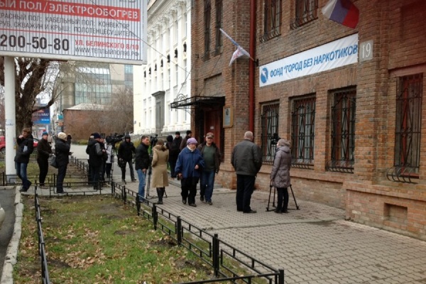 В помещениях фонда ГБН ищут документы, возможно, наркотики и оружие. ВИДЕО - Фото 1