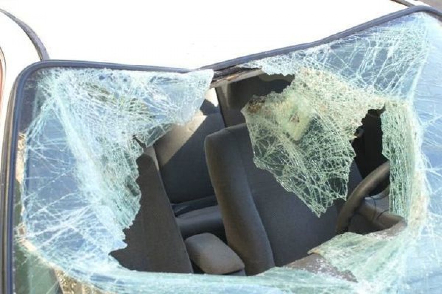 Приснилось что разбил машину. Разбитое лобовое стекло. Разбитое стекло автомобиля. Лобовое стекло при аварии. Вылетел через лобовое стекло.