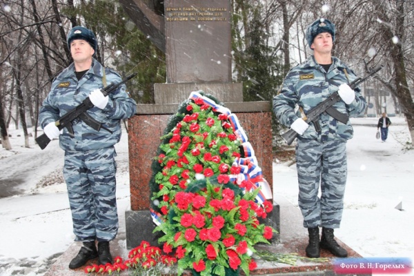 Сотрудники свердловской полиции собрали вдове погибшего коллеги деньги на квартиру - Фото 1