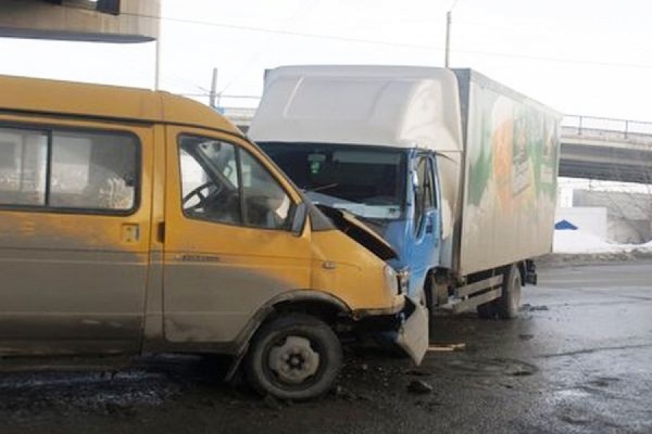 В Кузбассе грузовик врезался в автобус с шахтерами, восемь человек получили ранения - Фото 1