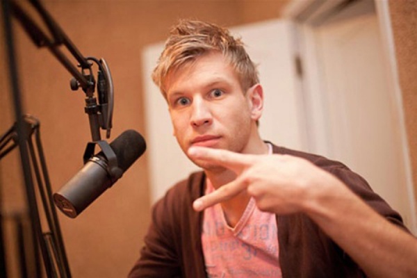 МОТИВ раздает автографы Ивана Дорна - Фото 1