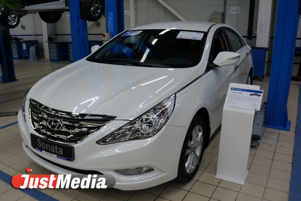 «Фольксваген» испугался кризиса в России. Вместо немцев свой автосалон в Екатеринбурге открыли корейцы «Хёндэ» - Фото 1