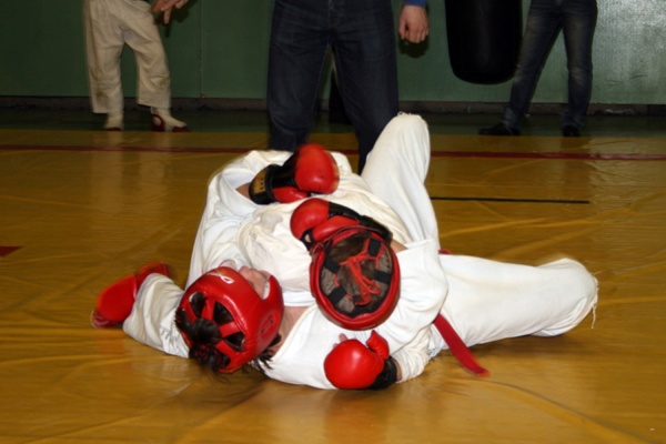 Юные уральские спортсмены приняли участие в турнире для настоящих мужчин - Фото 1