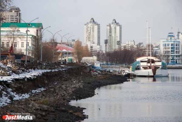 А дно у городского пруда — стеклянное! Чистильщики обнаружили в водоеме полуметровый слой бутылок, железные трубы и даже автомобиль - Фото 1
