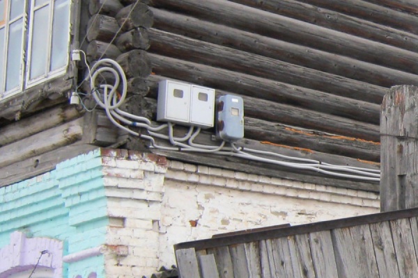 Новый экспонат в музее безобразий в ЖКХ: в Красноуфимске электросчетчики установили на внешней стороне дома на уровне второго этажа - Фото 1