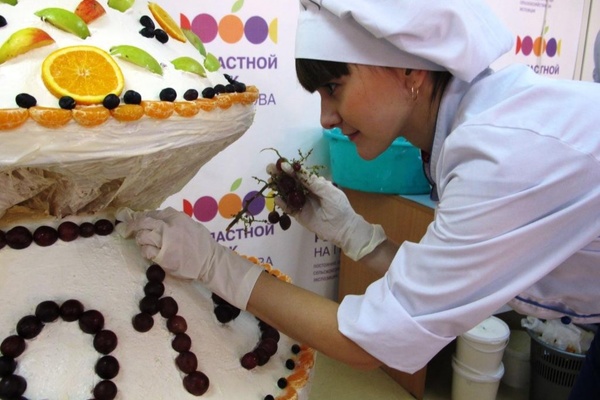 Елка из творога весом более 200 килограммов появилась в Екатеринбурге - Фото 1