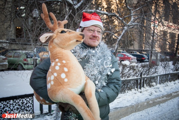 Деды Морозы с подарками прошли по центру Екатеринбурга - Фото 1