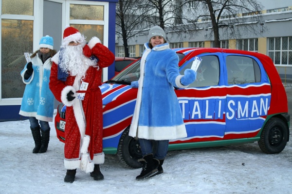 На улицы Екатеринбурга вышел вязаный автомобиль с Дедом Морозом за рулем - Фото 1