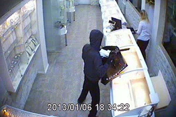 Личность налетчика на ювелирный магазин в Ревде до сих пор не установлена. Следователи просят помощи у граждан - Фото 1